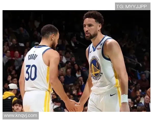 库里伤愈复出，汤普森感动庆祝：“我们终于重聚了！”